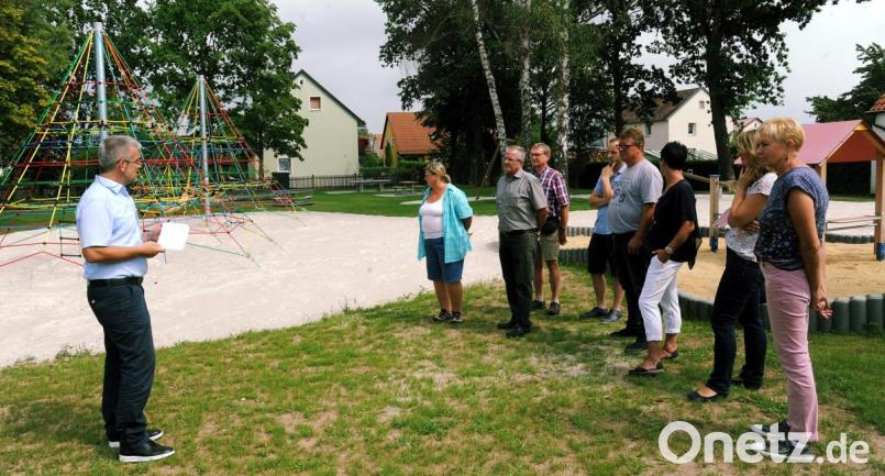 Bürgermeister Roger Hoffmann (links) eröffnet den neuen Traßlberger Kinderspielplatz. Bild: gfr