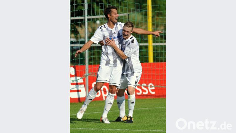 Das war schon fast die Vorentscheidung für die SpVgg SV Weiden: Benjamin Werner (links) bejubelt mit Dominik Hradecky seinen Treffer zum 2:0 kurz vor der Pause. Am Ende setzte sich die Wasserwerkelf deutlich mit 4:0 durch. Bild: Werner Franken