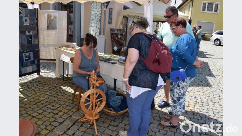 Johanna Spaethe zeigt die Kunst des Spinnens und des Färbens. Bild: wku