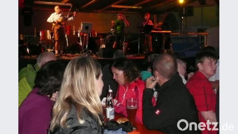 Für musikalische Unterhaltung am Samstagabend sorgte die Partyband "Bayern Live". Bild: amö