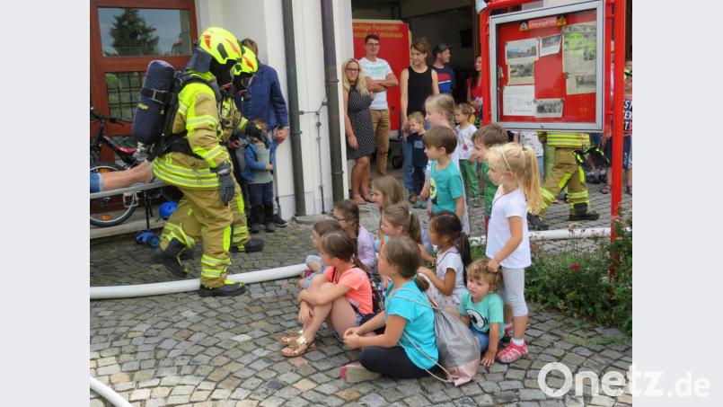 Bei einer Einsatzübung erleben die Kinder die vielfältigen Aufgaben der Feuerwehr. Bild: adj