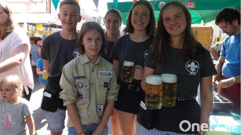 Ein ausgezeichneter Service - die Pfadfinder sind mit viel Freude bei der Arbeit. Bild: trj