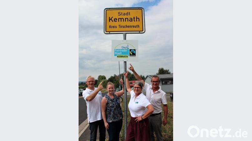 Steuerungsgruppenvorsitzender Alfred Kick, Stadtmarketing-Fachkraft Susanne Schiller, stellvertretende Steuerungsgruppenvorsitzende Heidrun Schelzke-Deubzer sowie Bürgermeister Werner Nickl (von links) freuen sich über die neue Beschilderung.. Bild: stg