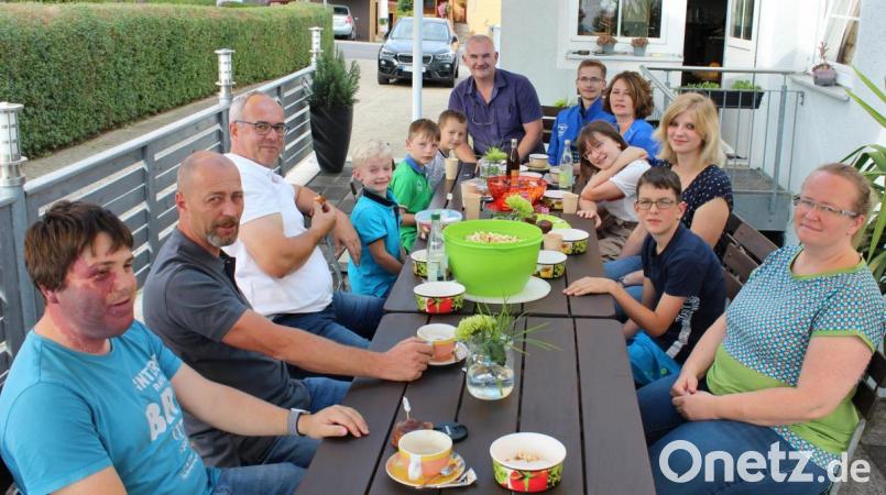 Entspannt saßen die Kinder mit dem Jugendbetreuer der Gemeinde Andreas Heinz (vorne links), Bürgermeister Uli Roth (Mitte hinten) und dem Jugendbetreuerteam unter der Leitung von Carina Roth (Dritte von rechts) bei feinen Schleckereien zusammen. 

  Bild: att