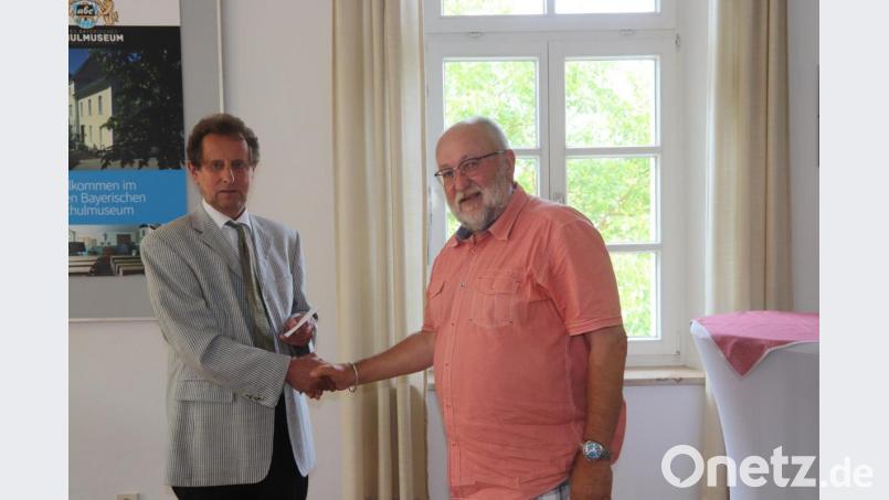 Aus dem Reinerlös des 4. Rosenfestes überreichte der 1. Vorsitzende der Tischgesellschaft &quot;Edelweiß&quot;, Sepp Lösch (rechts), eine Spende von 300 Euro an Museumsleiter Herbert Übelacker. Bild: mfh