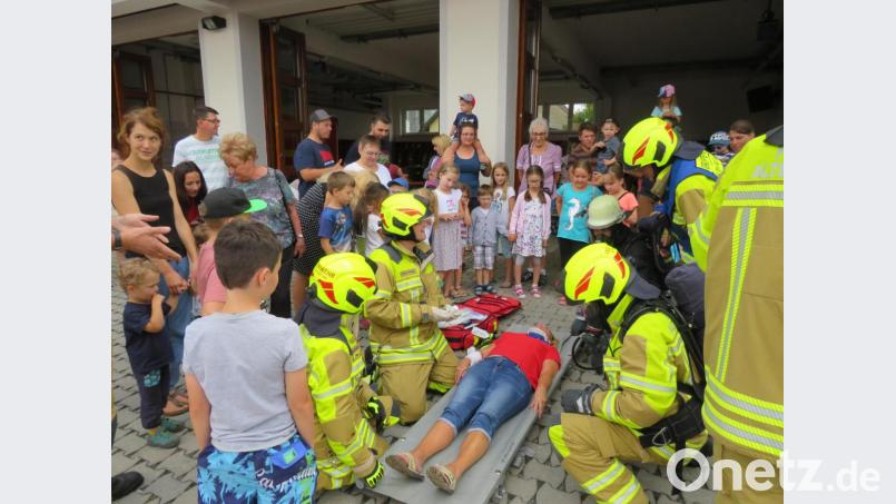 Bei einer Einsatzübung erleben die Kinder die vielfältigen Aufgaben der Feuerwehr. Bild: adj