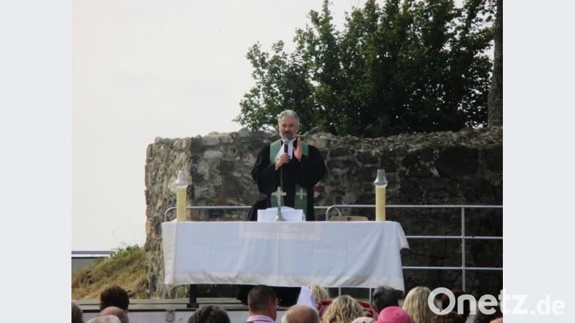 Pfarrer Dirk Grafe zelebrierte den Berggottesdienst an der Burgruine Waldeck. Bild: hl