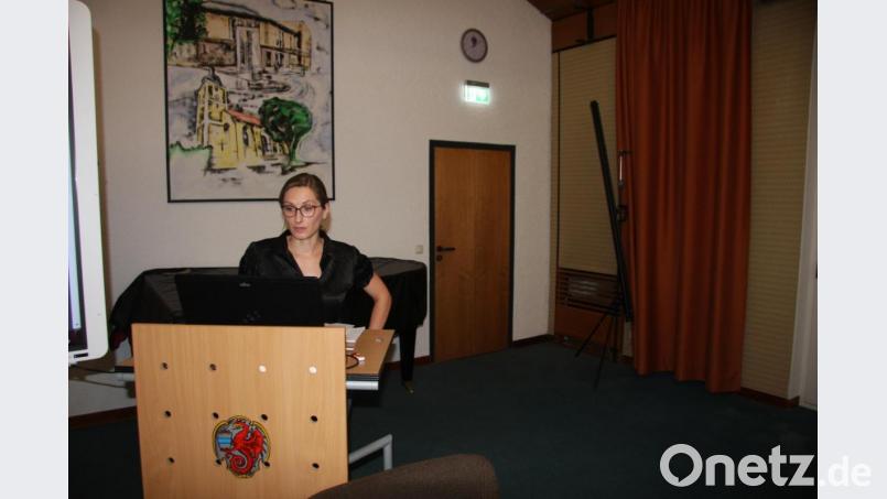 Susanne Heller, Mitarbeiterin des Ingenieurbüros Bartsch, war gekommen, um die Bauleitplanung für die "Tongrube Einsiedel" näher zu erläutern. Bild: wro