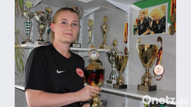 Yvonne Kubelke mit ihren vielen Pokalen, die sie schon bei Tischfußball-Turnieren gewonnen hat. Bild: kro