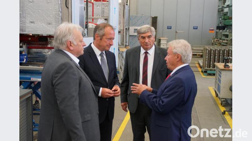MMM-Gesellschafter Michael Koller, MdB Karl Holmeier, Staatssekretär MdB Oliver Wittke und Geschäftsführer Robert Eibl (von rechts) beim Rundgang durch die Werkshallen im Betrieb Stadlern. Bild: mmj