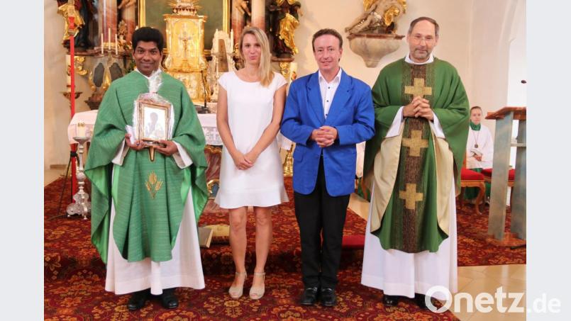 Das Bild zeigt (von links) Pater Charles, Melanie List, die Kirchenpflegerin in Schmidgaden, Wolfgang Süß, den Kirchenpfleger in Trisching, und Pfarrer Gerhard Wagner. Bild: ral