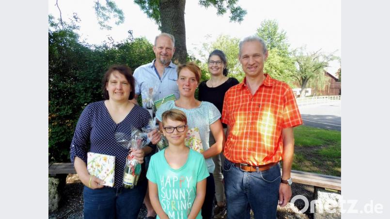 Rektorin Inge Dick dankte langjährigen Elternbeiratsvorsitzenden. Im Bild von links Gerlinde Jähring, Bernhard Rosner, Petra Bischof mit ihrer Tochter Carolina, Schulleiterin Inge Dick, Konrektor Stefan Müllbauer. Bild: Grundschulen Wiesau, Falkenberg, Friedenfels/exb