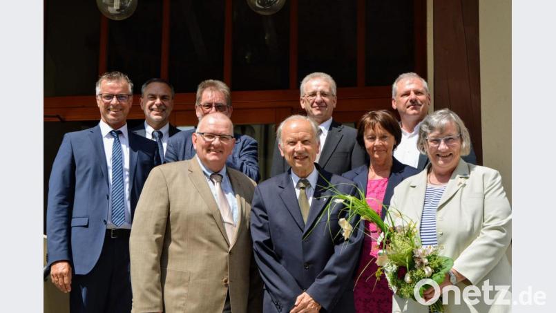 Dankten Pfarrer Bergmann (vorne, Zweiter von links) für sein priesterliches Wirken in der Pfarreiengemeinschaft Hirschau-Ehenfeld: von links, hinten Bürgermeister Hermann Falk, Pfarrer Josef Irlbacher, der evangelische Kirchenvorstand Uli Gerlach, der Hirschauer PGR-Vorsitzende Laurenz Beck und Diakon Richard Sellmeyer sowie (vorne, von links) Kirchenpfleger Roland Fritsch, die Ehenfelder PGR-Vorsitzende Anita Falk und Pfarrhaushälterin Monika Uhl. Bild: fdl