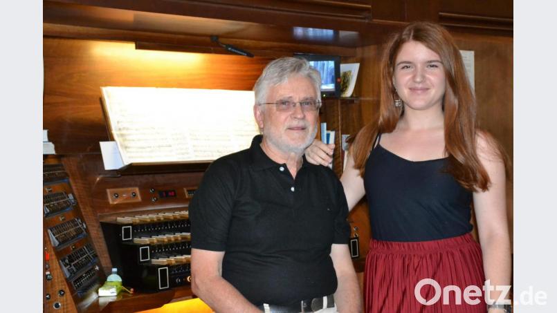 Kirchenmusikdirektor a.D. Luis Denz und Tochter Mirijam Denz an der Eisenbarth-Orgel der Josefskirche. Bild: hcz