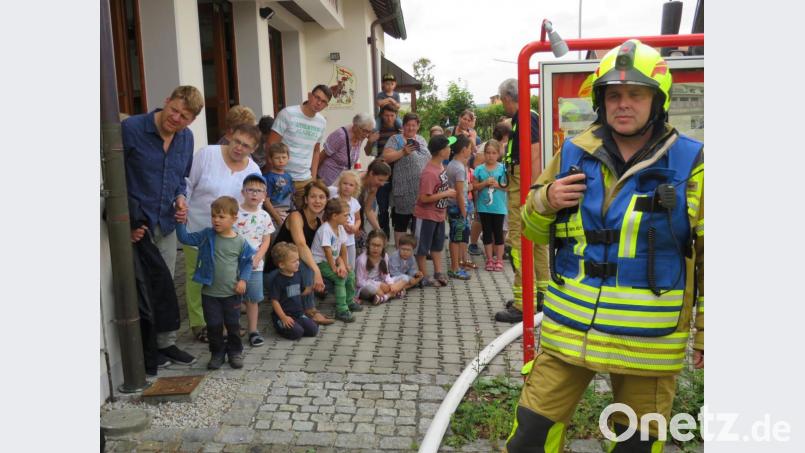 Bei einer Einsatzübung erlebten die Kinder die vielfältigen Aufgaben der Feuerwehr. Bild: adj