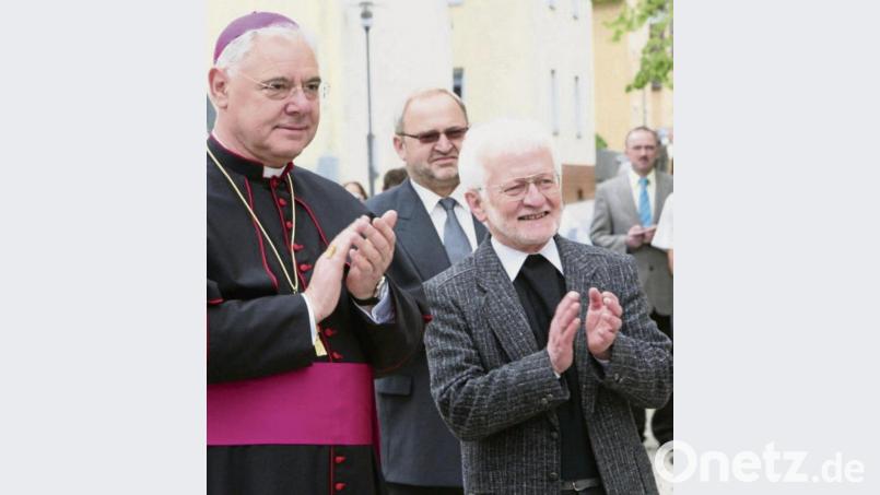 Der damalige Regensburger Bischof und heutige Kardinal Gerhard Ludwig Müller (links) mit Pfarrer Andreas Schlagenhaufer. Bild: war