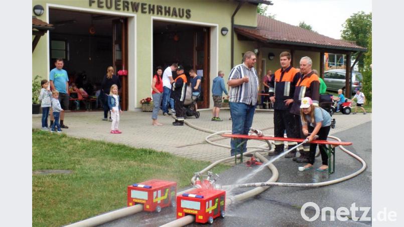 Zielwasser ganz ohne Prozente bewiesen die Kinder beim Ferienprogramm der Kohlerberger Feuerwehr. Bild: jml