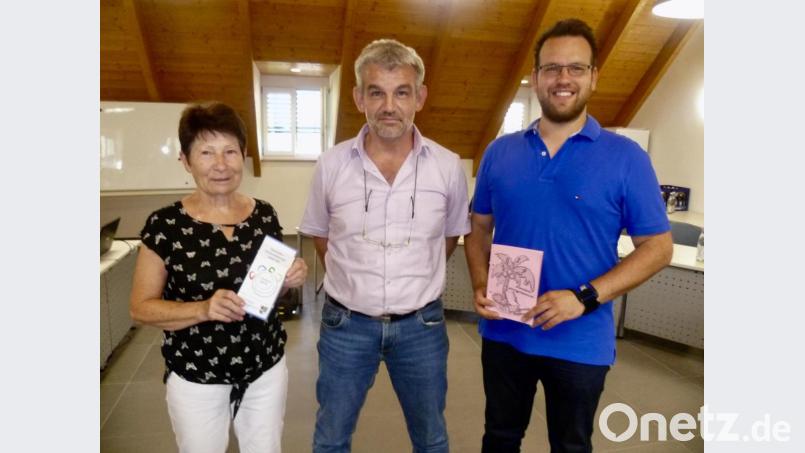 In der letzten Gemeinderatssitzung dankte Bürgermeister Roger Hoffmann (Mitte) der Seniorenbeauftragten Gertraud Weigl und dem Jugendbeauftragten Johannes Hauer für ihre Engagement bei der Zusammenstellung des Senioren-Veranstaltungskalenders bzw des Ferienprogramms. Bild: usc