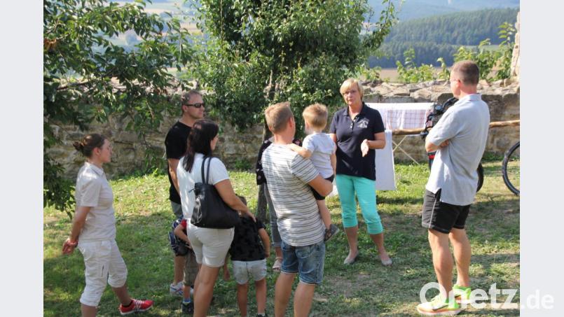 Hedwig Pamler führte beim Burgfest mit den Gästen historische Burghofführungen durch. Bild: frd