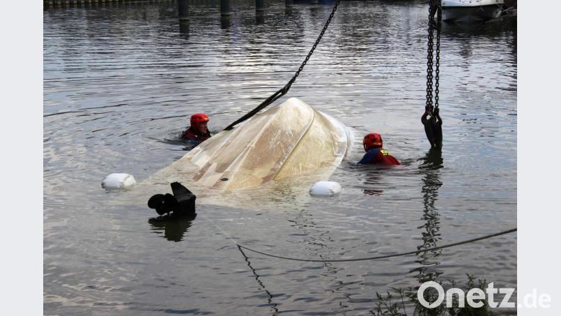 Auf der Donau ist am Sonntag ein Sportboot gekentert. Wasserwacht, DLRG und Feuerwehr rückten zum Einsatz am Pfaffensteiner Wehr in Regensburg an. Bild: Alexander Auer