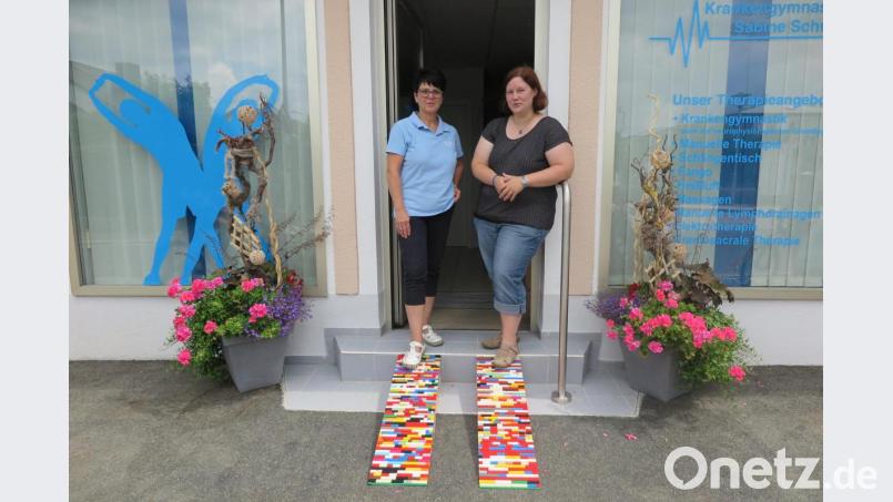 „Die Legorampe funktioniert bestens“, bestätigt die Kemnather Physiotherapeutin Sabine Schraml (links) der Sozialpädagogin Christina Ponader vom Netzwerk Inklusion im Landkreis Tirschenreuth. Bild: jzk