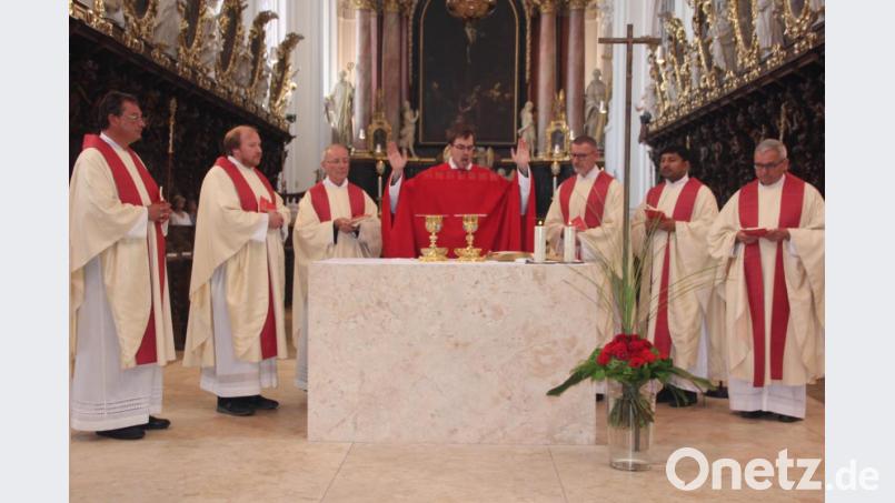 Gemeinsam mit sechs Mitkonzelebranten feierte Pater Gregor Schuller (Mitte) seine Nachprimiz in der Basilika. Bild: kro