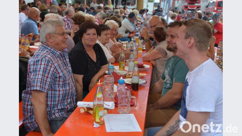 Gute Stimmung und gute Laune herrschte beim Sommerfest der Mitterteicher Feuerwehr den ganzen Tag über. Stark vertreten waren die Nachbarwehren aus der Region und darüber hinaus. Bild: jr