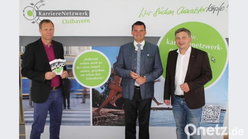 IHK-Geschäftsstellenleiter Manuel Lischka (rechts), Landrat Thomas Ebeling (Mitte) und der Wirtschaftsförderer des Landkreises Christian Meyer (links) freuen sich über die von IHK und Landratsamt gebildete gemeinsame Initiative Karrierenetzwerk Ostbayern. Bild: exb