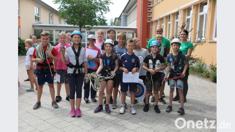 Als mutige Gipfelstürmer erwiesen sich die Buben und Mädchen bei dem Kletterprogramm „Der Berg ruft“. Bild: jzk