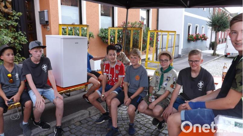 Kurze Einsatzbesprechung - gleich gibt es Erdäpfel Cordon Bleu bei den Jungs am Stand. Bild: trj