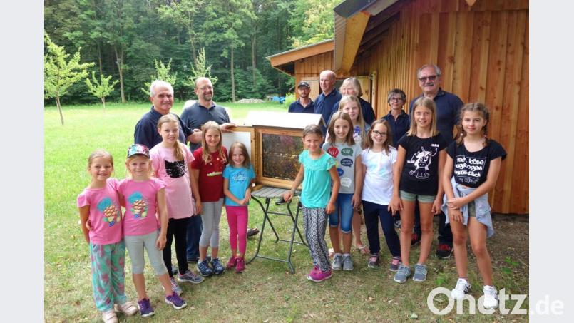 Vorsitzender Hans Seibert (rechts) und Marktrat Eduard Forster (Zweiter von links) kümmern sich mit vielen Helfern um den Nachwuchs. Bild: fjo