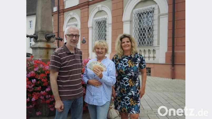 Schirmherrin Elisabeth Wittmann freut sich sehr, als Beate Merkel (Firma Pilkington Weiherhammer) und Jürgen Laubert (Firma OWS Weiden) ihr die Spende überreichen. Bild: exb/Reichl