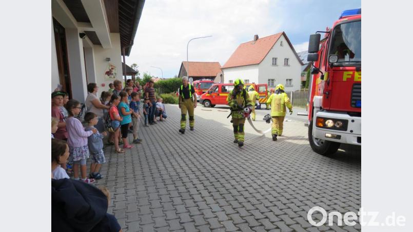 Bei einer Einsatzübung erlebten die Kinder die vielfältigen Aufgaben der Feuerwehr. Bild: adj