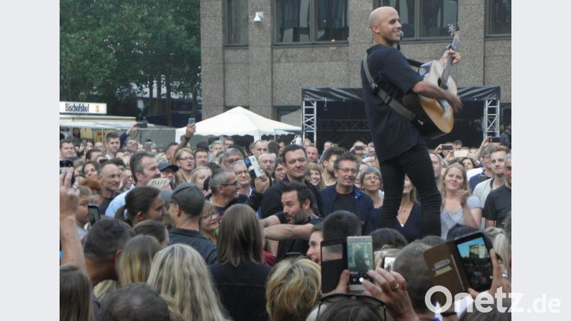 Alle Blicke und Handys richten sich auf ihn: Milow gelingt zum Anfang ein Überraschungseffekt. Bild: Wilhelm Amann