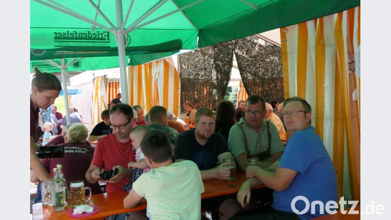 Die Gäste genießen das Zusammensitzen beim Dorffest. Bild: ils