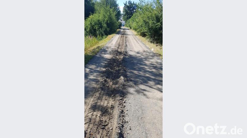 Einen Tag vorher war der Weg saniert worden. Dann war schon wieder eine Reparatur fällig. Der Verursacher ist bislang unbekannt. Bild: exb - Gemeinde Wiesau