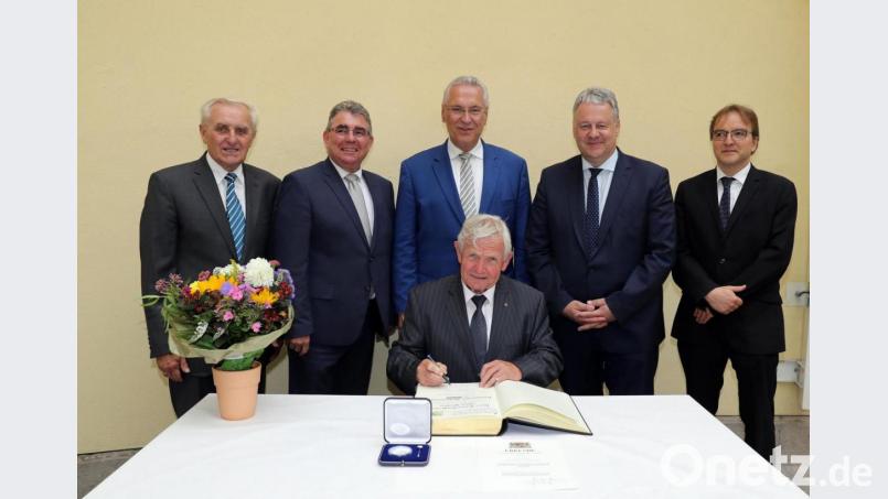 Im Odeon des Bayerischen Ministeriums des Innern, für Sport und Integration wurde 3. Bürgermeister Klaus Meißner (sitzend) durch Klaus Meißner (sitzend) ist von Innenminister Joachim Herrmann (stehend Mitte) mit der Kommunalen Verdienstmedaille in Silber geehrt worden. Dazu gratulierten (von links) Freihungs Zweiter Bürgermeister Helmut Klier, Bürgermeister Norbert Bücherl, Landrat Richard Reisinger und Regierungsvizepräsident Christoph Reichert. Bild: nbu