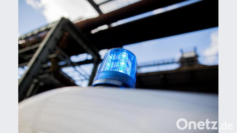 Ein Polizeifahrzeug mit Blaulicht auf dem Dach. Foto: Rolf Vennenbernd/Archiv Bild: Rolf Vennenbernd