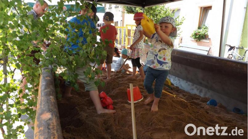 Der Riesensandkasten mit Sonnenschutz - beliebte Anlaufstelle für die kleinen Festbesucher. Bild: trj