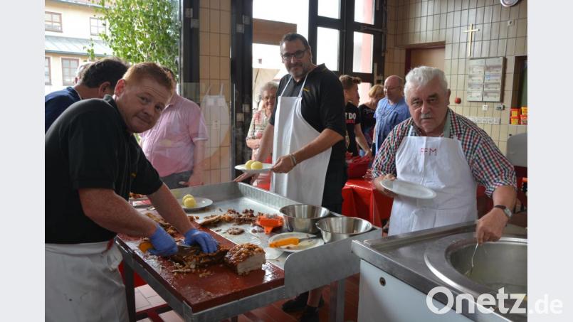 Mitterteicher Schweinebraten bei der Feuerwehr ist immer gefragt, so auch am Sonntag Bild: jr