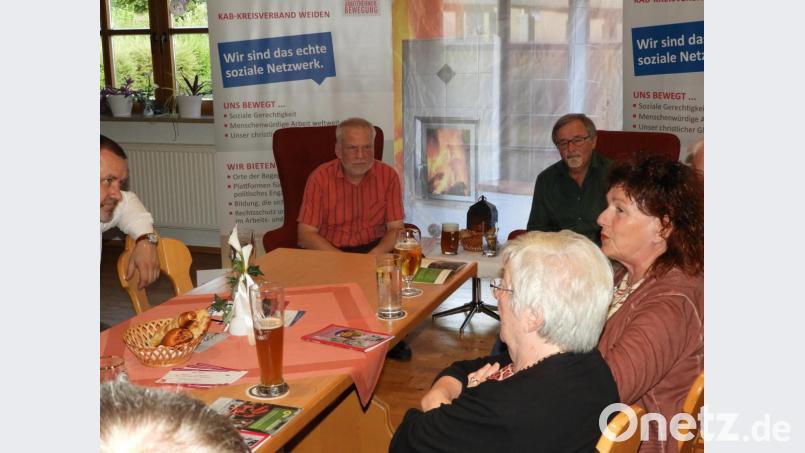 Heiße Diskussion beim KAB-Kamingespräch: Moderator Alfons Ernstberger und Grünen-Stadtrat Veit Wagner sprechen mit rund 30 Besuchern über Fairtrade. Bild: Winkler