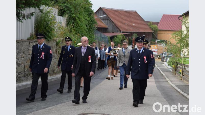 Schirmherr Bürgermeister Georg Köppl und die Festleiter Peter Böckl (links) und Alfons Schmitzer (rechts) führten den Kirchenzug an. Bild: bnr