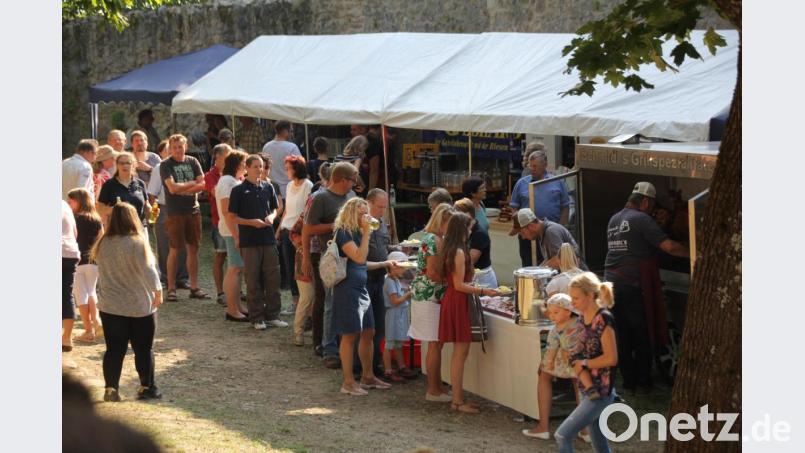 Um am frühen Abend etwas von der „Sau am Spieß“ zu bekommen, musst man sich schon ein wenig anstellen. Bild: frd