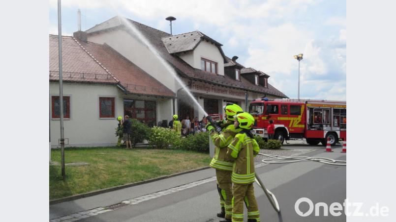 Bei einer Einsatzübung erleben die Kinder die vielfältigen Aufgaben der Feuerwehr. Bild: adj