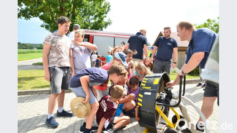 Enormen Spaß bereitete den Kindern der von Kommandant Markus Schwarz und Jugendwart Dominik Zintl (von rechts) abwechselnd bediente Hochleitungs-Belüfter, Bild: fjo
