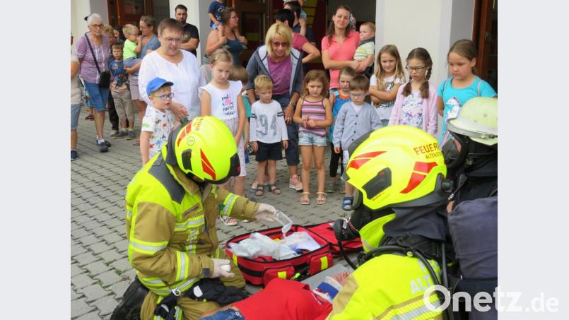 Bei einer Einsatzübung erleben die Kinder die vielfältigen Aufgaben der Feuerwehr. Bild: adj