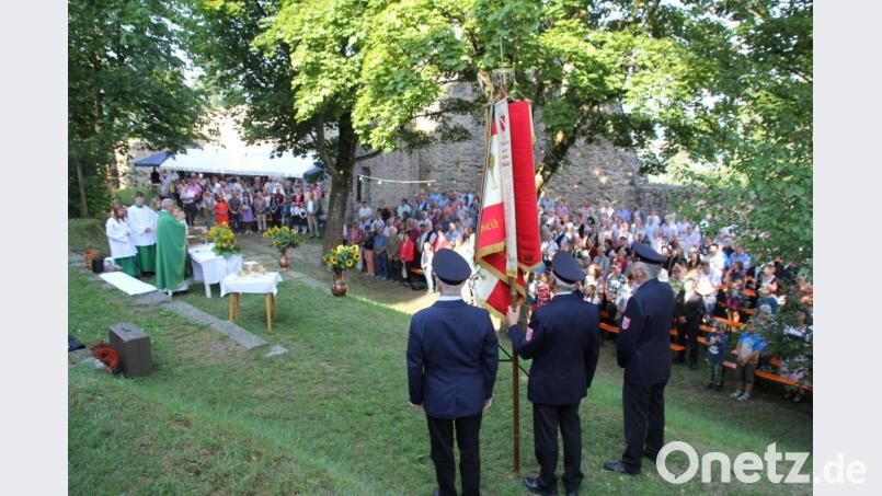 Der Festgottesdienst in der herrlichen Burgkulisse war, wie immer, sehr gut besucht. Bild: frd