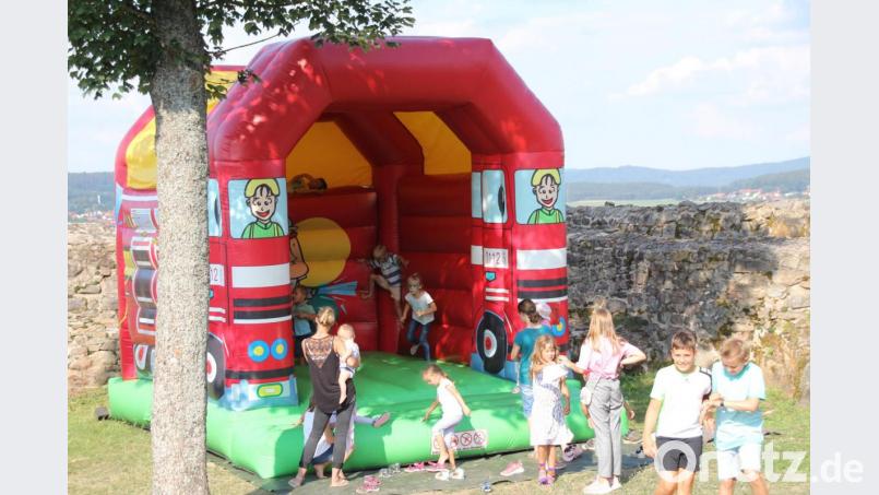 Immer gut frequentiert ist die Hüpfburg im Burghof. Bild: frd