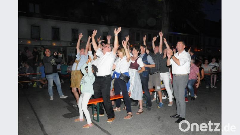 Eine &quot;Bobfahrt&quot; mitten am Pleysteiner Marktplatz. Da fahren auch die Gäste aus Gamlitz mit Bürgermeister Karl Wratschko und Ehefrau Traude (vordere Reihe, von links) gerne mit. Bild: bey