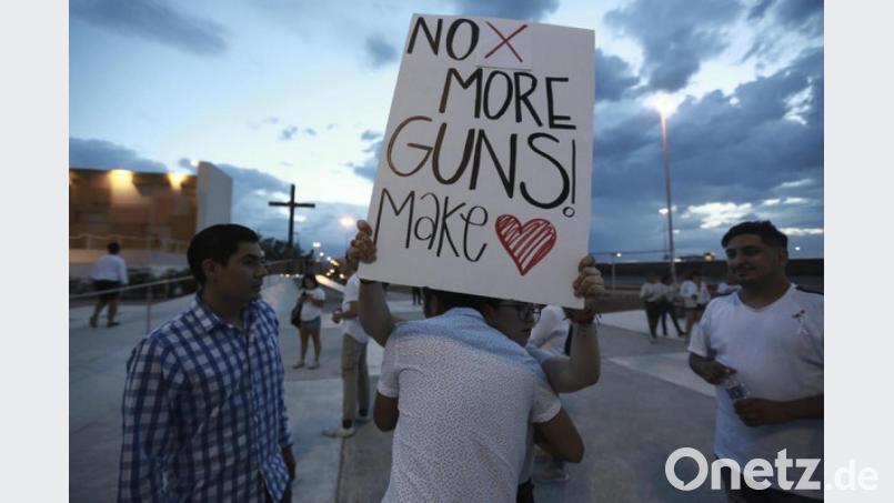 Im mexikanischen Juarez versammeln sich Demonstranten mit einem Schild mit der Aufschrift &quot;No More Guns!&quot; (Keine Waffen mehr!) zu einer Mahnwache, um den Opfern des Massakers in El Paso zu gedenken. Ein bewaffneter Angreifer hatte in einem Einkaufszentrum mindestens 20 Menschen erschossen und weitere 26 verletzt. Bild: Christian Chavez/AP/dpa